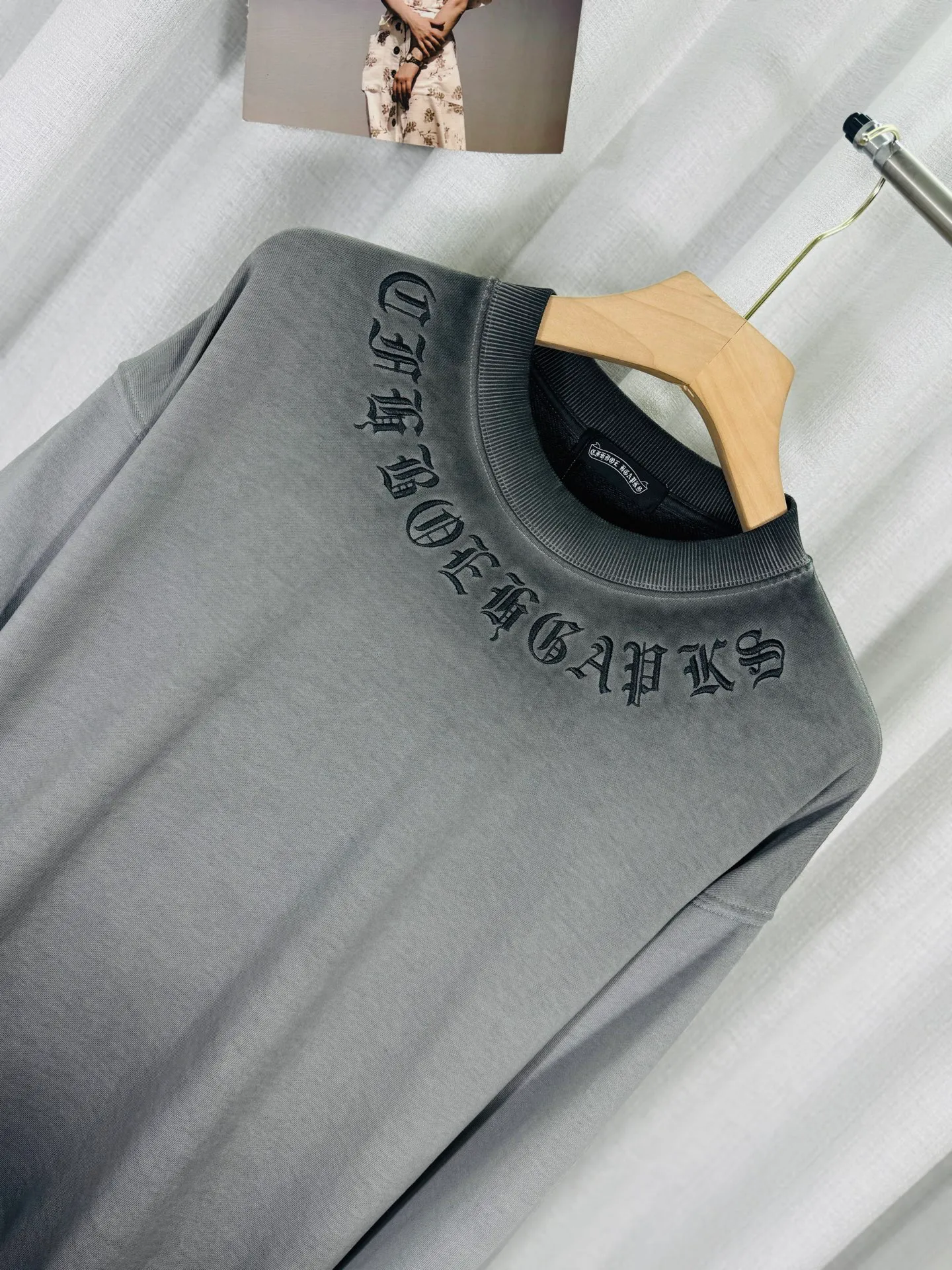 P280 top version, real shot without P, ​​different from market currency) 𝗖𝗵𝗿𝗼𝗺𝗲 𝗛𝗲𝗮𝗿𝘁𝘀/Cro Heart 2025 washed patch embroidery autumn and winter new original single counter American laser burnt 3D three-dimensional color embroidery couple casual sweatshirt 👑The highest version! Customized fabric 430g tripe terry fabric! American acid-washed and distressed original fabric laser burnt ✟appliqué embroidery and exquisite embroidery of letters! The best-selling model in the counter, very comfortable to wear. Accessories: original molded and authenticated collar label➕100% silk wash label. Genuine purchase-grade original hangtag➕matching hanging rope➕3D hanging beads➕original packaging bag. Craftsmanship: The original version has consistent wiring! The highest version of the armhole matching technique! Color: Red Black Size: S M L XL Style No.: 25-311